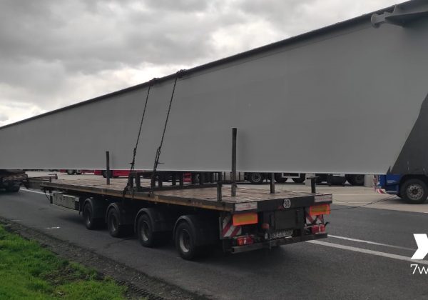 Crane girder moves within Germany